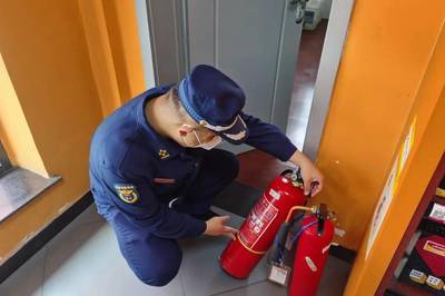 冬春火災(zāi)防控在行動(dòng) 南票消防救援大隊(duì)深入轄區(qū)易燃易爆場(chǎng)所開展消防專項(xiàng)檢查